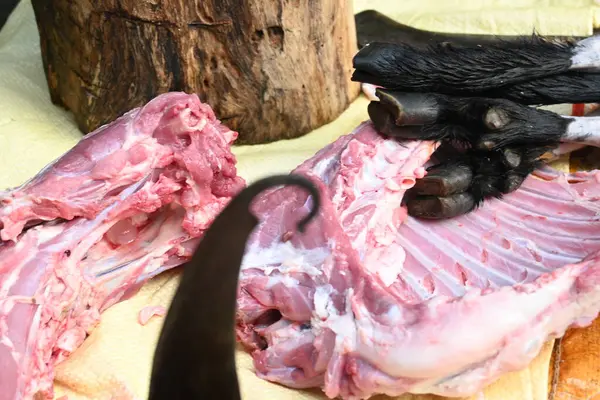 Keçi eti doğrama. Hint köyündeki geleneksel demir aletlerden taze çiğ ya da pişmemiş koyun eti. Keçi etini küçük parçalara ayırmak..