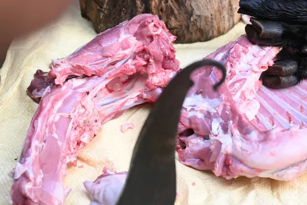 Keçi eti doğrama. Hint köyündeki geleneksel demir aletlerden taze çiğ ya da pişmemiş koyun eti. Keçi etini küçük parçalara ayırmak..