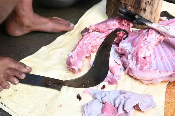 Keçi eti doğrama. Hint köyündeki geleneksel demir aletlerden taze çiğ ya da pişmemiş koyun eti. Keçi etini küçük parçalara ayırmak..