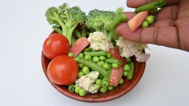 Canlı taze sebze karışımı. İçinde brokoli, karnabahar, domates, havuç, yeşil fasulye ve bezelye var. Bahar mevsiminin renkli sebzeleri, sağlık için iyidir. Renkli ekran.