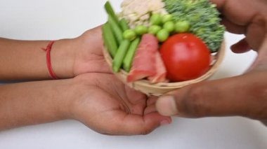 Canlı taze sebze karışımı. İçinde brokoli, karnabahar, domates, havuç, yeşil fasulye ve bezelye var. Bahar mevsiminin renkli sebzeleri, sağlık için iyidir. Renkli ekran.