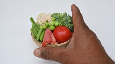 Canlı taze sebze karışımı. İçinde brokoli, karnabahar, domates, havuç, yeşil fasulye ve bezelye var. Bahar mevsiminin renkli sebzeleri, sağlık için iyidir. Renkli ekran.