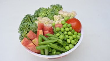 Canlı taze sebze karışımı. İçinde brokoli, karnabahar, domates, havuç, yeşil fasulye ve bezelye var. Bahar mevsiminin renkli sebzeleri, sağlık için iyidir. Renkli ekran.