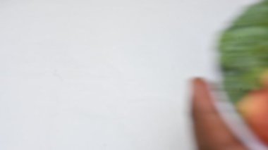 Canlı taze sebze karışımı. İçinde brokoli, karnabahar, domates, havuç, yeşil fasulye ve bezelye var. Bahar mevsiminin renkli sebzeleri, sağlık için iyidir. Renkli ekran.