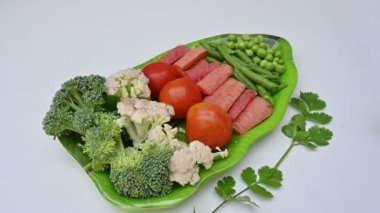 Canlı taze sebze karışımı. İçinde brokoli, karnabahar, domates, havuç, yeşil fasulye ve bezelye var. Bahar mevsiminin renkli sebzeleri, sağlık için iyidir. Renkli ekran.