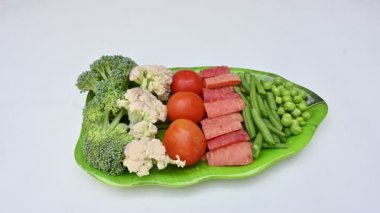 Canlı taze sebze karışımı. İçinde brokoli, karnabahar, domates, havuç, yeşil fasulye ve bezelye var. Bahar mevsiminin renkli sebzeleri, sağlık için iyidir. Renkli ekran.