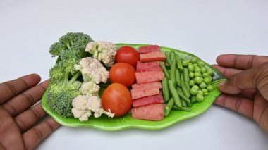 Canlı taze sebze karışımı. İçinde brokoli, karnabahar, domates, havuç, yeşil fasulye ve bezelye var. Bahar mevsiminin renkli sebzeleri, sağlık için iyidir. Renkli ekran.