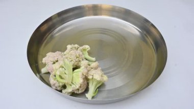 Canlı taze sebze karışımı. İçinde brokoli, karnabahar, domates, havuç, yeşil fasulye ve bezelye var. Bahar mevsiminin renkli sebzeleri, sağlık için iyidir. Renkli ekran.