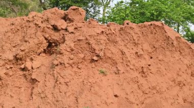Toprak yığını. Toprak çıkarıldı ve kil tuğla haline getirildi. Doğal ortamda kırmızı toprak.