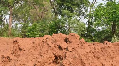 Toprak yığını. Toprak çıkarıldı ve kil tuğla haline getirildi. Doğal ortamda kırmızı toprak.