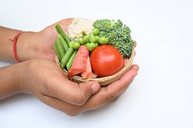 Canlı taze sebze karışımı. İçinde brokoli, karnabahar, domates, havuç, yeşil fasulye ve bezelye var. Bahar mevsiminin renkli sebzeleri, sağlık için iyidir. Renkli ekran.