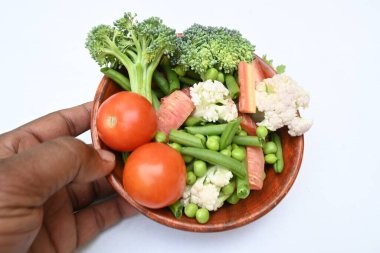 Canlı taze sebze karışımı. İçinde brokoli, karnabahar, domates, havuç, yeşil fasulye ve bezelye var. Bahar mevsiminin renkli sebzeleri, sağlık için iyidir. Renkli ekran.