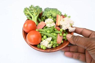 Canlı taze sebze karışımı. İçinde brokoli, karnabahar, domates, havuç, yeşil fasulye ve bezelye var. Bahar mevsiminin renkli sebzeleri, sağlık için iyidir. Renkli ekran.