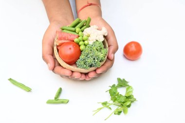 Canlı taze sebze karışımı. İçinde brokoli, karnabahar, domates, havuç, yeşil fasulye ve bezelye var. Bahar mevsiminin renkli sebzeleri, sağlık için iyidir. Renkli ekran.