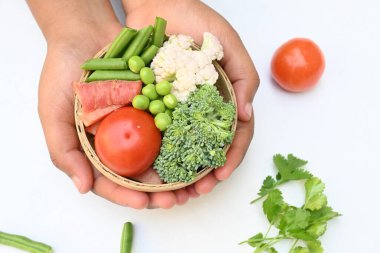 Canlı taze sebze karışımı. İçinde brokoli, karnabahar, domates, havuç, yeşil fasulye ve bezelye var. Bahar mevsiminin renkli sebzeleri, sağlık için iyidir. Renkli ekran.