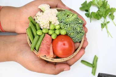 Canlı taze sebze karışımı. İçinde brokoli, karnabahar, domates, havuç, yeşil fasulye ve bezelye var. Bahar mevsiminin renkli sebzeleri, sağlık için iyidir. Renkli ekran.