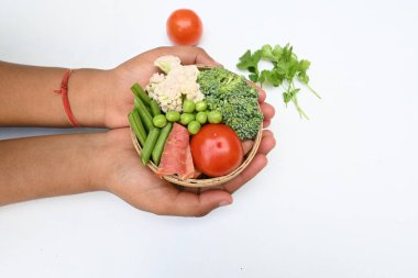 Canlı taze sebze karışımı. İçinde brokoli, karnabahar, domates, havuç, yeşil fasulye ve bezelye var. Bahar mevsiminin renkli sebzeleri, sağlık için iyidir. Renkli ekran.