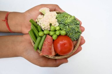 Canlı taze sebze karışımı. İçinde brokoli, karnabahar, domates, havuç, yeşil fasulye ve bezelye var. Bahar mevsiminin renkli sebzeleri, sağlık için iyidir. Renkli ekran.