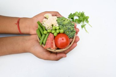 Canlı taze sebze karışımı. İçinde brokoli, karnabahar, domates, havuç, yeşil fasulye ve bezelye var. Bahar mevsiminin renkli sebzeleri, sağlık için iyidir. Renkli ekran.