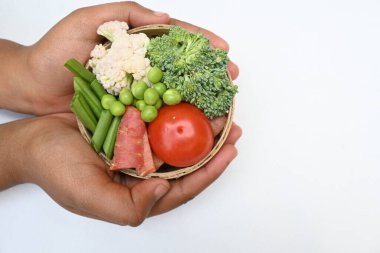 Canlı taze sebze karışımı. İçinde brokoli, karnabahar, domates, havuç, yeşil fasulye ve bezelye var. Bahar mevsiminin renkli sebzeleri, sağlık için iyidir. Renkli ekran.