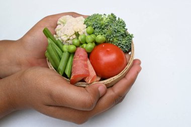 Canlı taze sebze karışımı. İçinde brokoli, karnabahar, domates, havuç, yeşil fasulye ve bezelye var. Bahar mevsiminin renkli sebzeleri, sağlık için iyidir. Renkli ekran.