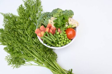 Canlı taze sebze karışımı. İçinde brokoli, karnabahar, domates, havuç, yeşil fasulye ve bezelye var. Bahar mevsiminin renkli sebzeleri, sağlık için iyidir. Renkli ekran.