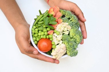 Canlı taze sebze karışımı. İçinde brokoli, karnabahar, domates, havuç, yeşil fasulye ve bezelye var. Bahar mevsiminin renkli sebzeleri, sağlık için iyidir. Renkli ekran.