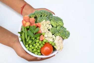 Canlı taze sebze karışımı. İçinde brokoli, karnabahar, domates, havuç, yeşil fasulye ve bezelye var. Bahar mevsiminin renkli sebzeleri, sağlık için iyidir. Renkli ekran.