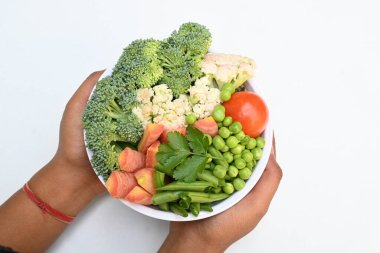 Canlı taze sebze karışımı. İçinde brokoli, karnabahar, domates, havuç, yeşil fasulye ve bezelye var. Bahar mevsiminin renkli sebzeleri, sağlık için iyidir. Renkli ekran.