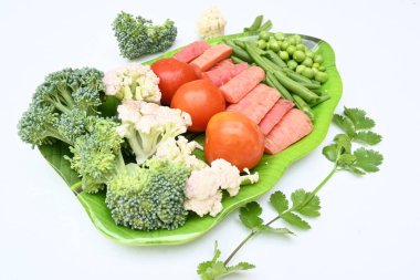 Canlı taze sebze karışımı. İçinde brokoli, karnabahar, domates, havuç, yeşil fasulye ve bezelye var. Bahar mevsiminin renkli sebzeleri, sağlık için iyidir. Renkli ekran.