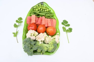 Canlı taze sebze karışımı. İçinde brokoli, karnabahar, domates, havuç, yeşil fasulye ve bezelye var. Bahar mevsiminin renkli sebzeleri, sağlık için iyidir. Renkli ekran.