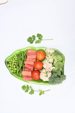 Canlı taze sebze karışımı. İçinde brokoli, karnabahar, domates, havuç, yeşil fasulye ve bezelye var. Bahar mevsiminin renkli sebzeleri, sağlık için iyidir. Renkli ekran.