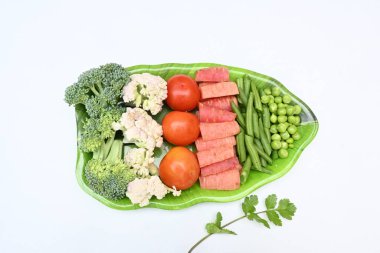 Canlı taze sebze karışımı. İçinde brokoli, karnabahar, domates, havuç, yeşil fasulye ve bezelye var. Bahar mevsiminin renkli sebzeleri, sağlık için iyidir. Renkli ekran.