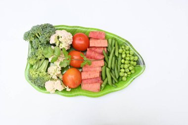 Canlı taze sebze karışımı. İçinde brokoli, karnabahar, domates, havuç, yeşil fasulye ve bezelye var. Bahar mevsiminin renkli sebzeleri, sağlık için iyidir. Renkli ekran.