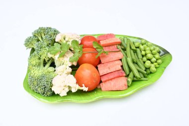 Canlı taze sebze karışımı. İçinde brokoli, karnabahar, domates, havuç, yeşil fasulye ve bezelye var. Bahar mevsiminin renkli sebzeleri, sağlık için iyidir. Renkli ekran.