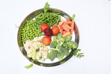 Canlı taze sebze karışımı. İçinde brokoli, karnabahar, domates, havuç, yeşil fasulye ve bezelye var. Bahar mevsiminin renkli sebzeleri, sağlık için iyidir. Renkli ekran.