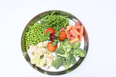 Canlı taze sebze karışımı. İçinde brokoli, karnabahar, domates, havuç, yeşil fasulye ve bezelye var. Bahar mevsiminin renkli sebzeleri, sağlık için iyidir. Renkli ekran.