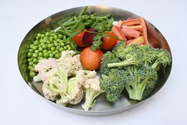 Canlı taze sebze karışımı. İçinde brokoli, karnabahar, domates, havuç, yeşil fasulye ve bezelye var. Bahar mevsiminin renkli sebzeleri, sağlık için iyidir. Renkli ekran.