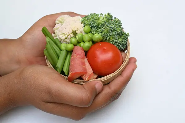 Canlı taze sebze karışımı. İçinde brokoli, karnabahar, domates, havuç, yeşil fasulye ve bezelye var. Bahar mevsiminin renkli sebzeleri, sağlık için iyidir. Renkli ekran.