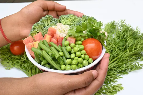 Canlı taze sebze karışımı. İçinde brokoli, karnabahar, domates, havuç, yeşil fasulye ve bezelye var. Bahar mevsiminin renkli sebzeleri, sağlık için iyidir. Renkli ekran.