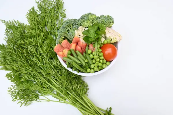 Canlı taze sebze karışımı. İçinde brokoli, karnabahar, domates, havuç, yeşil fasulye ve bezelye var. Bahar mevsiminin renkli sebzeleri, sağlık için iyidir. Renkli ekran.