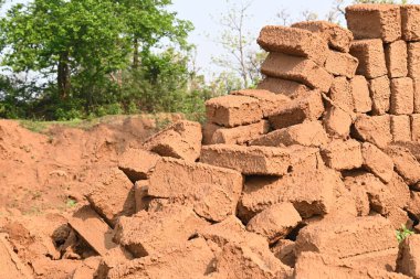 Çiğ kil tuğlalar suya batırılmış. Kurumuş çamur tuğlaları, yağmur suyunda ıslanarak mahvolmuş. Tuğla üretimi.