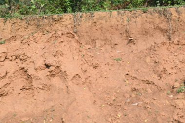 Toprak yığını. Toprak çıkarıldı ve kil tuğla haline getirildi. Doğal ortamda kırmızı toprak.