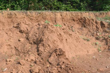 Toprak yığını. Toprak çıkarıldı ve kil tuğla haline getirildi. Doğal ortamda kırmızı toprak.