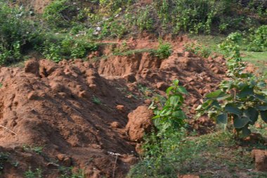 Toprak yığını. Toprak çıkarıldı ve kil tuğla haline getirildi. Doğal ortamda kırmızı toprak.