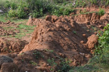 Toprak yığını. Toprak çıkarıldı ve kil tuğla haline getirildi. Doğal ortamda kırmızı toprak.