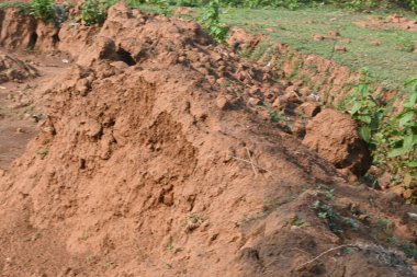 Toprak yığını. Toprak çıkarıldı ve kil tuğla haline getirildi. Doğal ortamda kırmızı toprak.