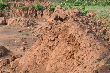 Toprak yığını. Toprak çıkarıldı ve kil tuğla haline getirildi. Doğal ortamda kırmızı toprak.