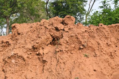 Toprak yığını. Toprak çıkarıldı ve kil tuğla haline getirildi. Doğal ortamda kırmızı toprak.