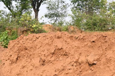 Toprak yığını. Toprak çıkarıldı ve kil tuğla haline getirildi. Doğal ortamda kırmızı toprak.